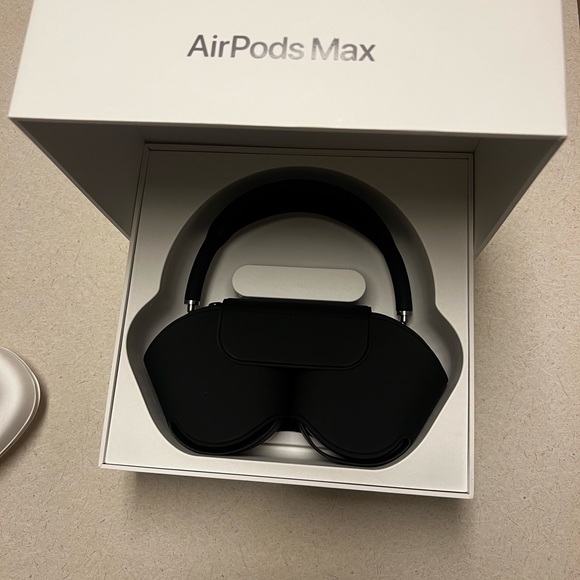 Barely worn AirPod max in great